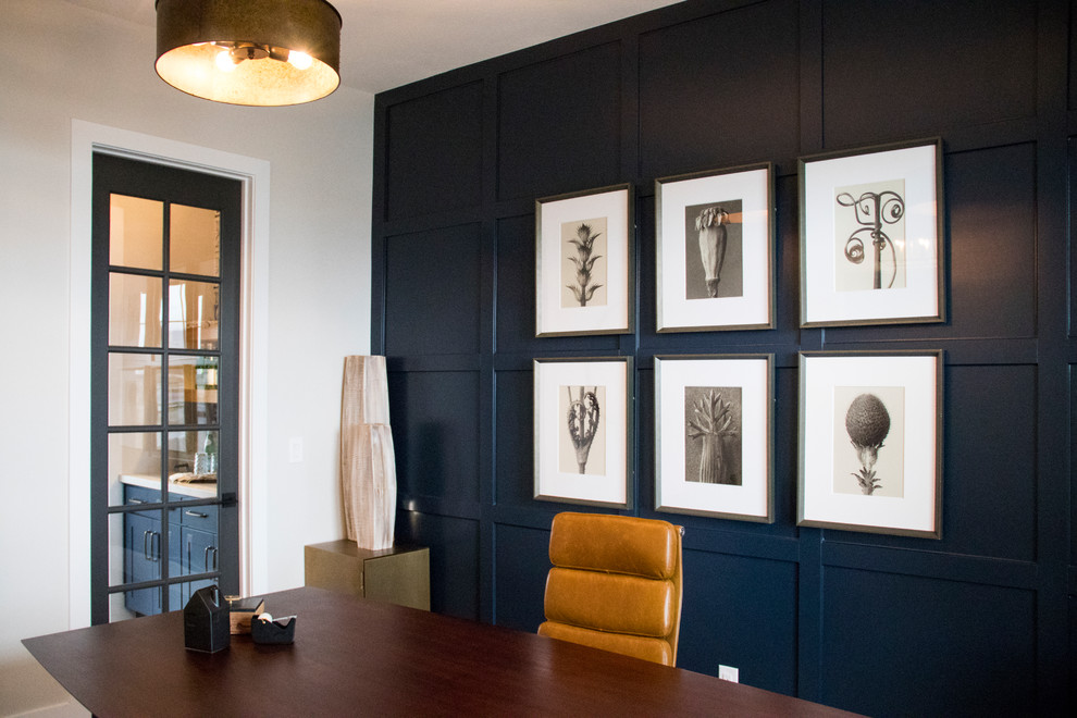 Esempio di un grande ufficio country con pareti blu, moquette, scrivania autoportante e pavimento marrone
