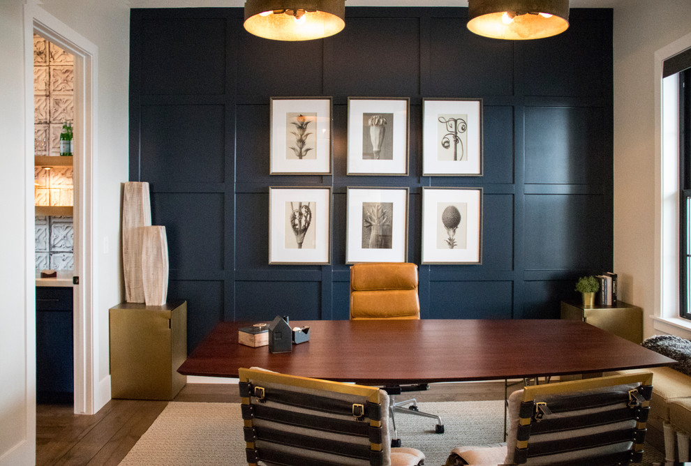 Esempio di un grande ufficio country con pareti blu, moquette, scrivania autoportante e pavimento marrone