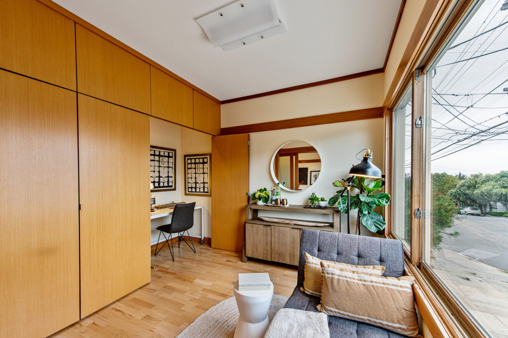 Mittelgroßes Asiatisches Arbeitszimmer mit Arbeitsplatz, weißer Wandfarbe, hellem Holzboden, freistehendem Schreibtisch, braunem Boden und Wandpaneelen in San Francisco