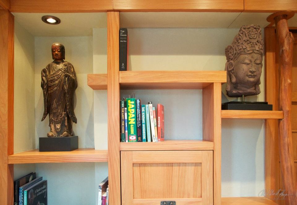 Idéer för ett litet asiatiskt hemmabibliotek, med gröna väggar, ljust trägolv och ett inbyggt skrivbord
