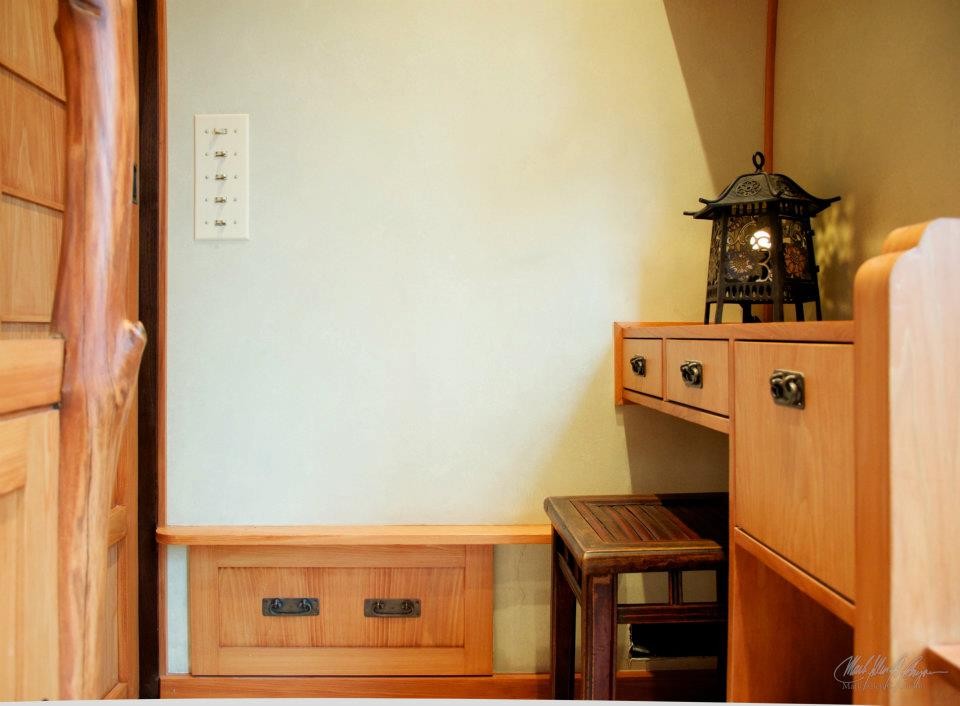 Ejemplo de despacho asiático pequeño sin chimenea con paredes verdes, suelo de madera oscura y escritorio empotrado