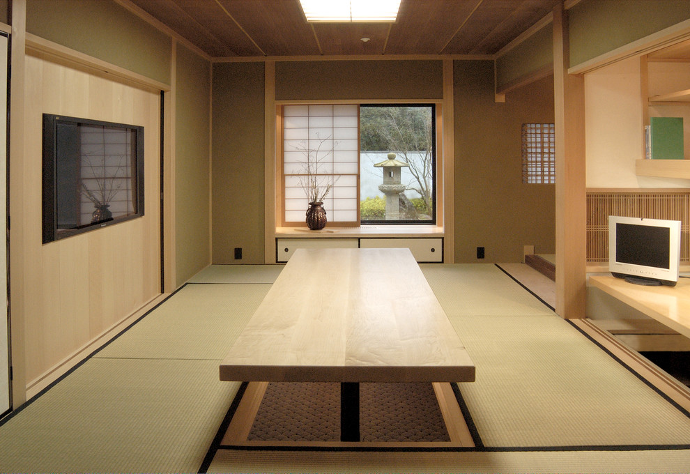 Exempel på ett mellanstort asiatiskt arbetsrum, med beige väggar och ett inbyggt skrivbord
