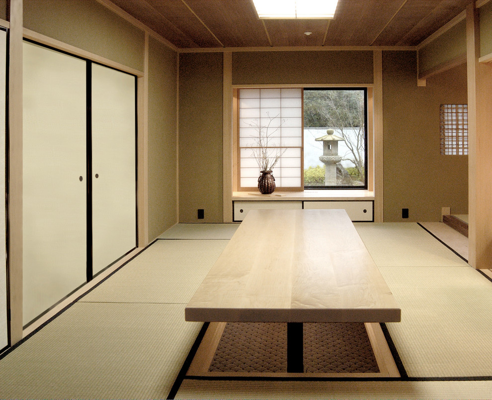 Cette image montre un bureau asiatique de taille moyenne avec un mur beige et un bureau intégré.