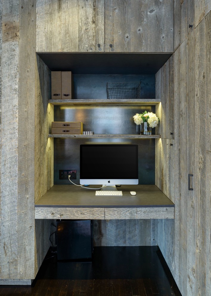 Idee per un piccolo ufficio industriale con parquet scuro, nessun camino, scrivania incassata, pavimento marrone e pareti grigie