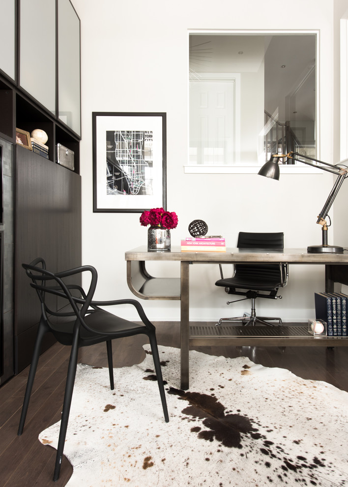 Modernes Arbeitszimmer mit weißer Wandfarbe, dunklem Holzboden, freistehendem Schreibtisch und braunem Boden in Toronto