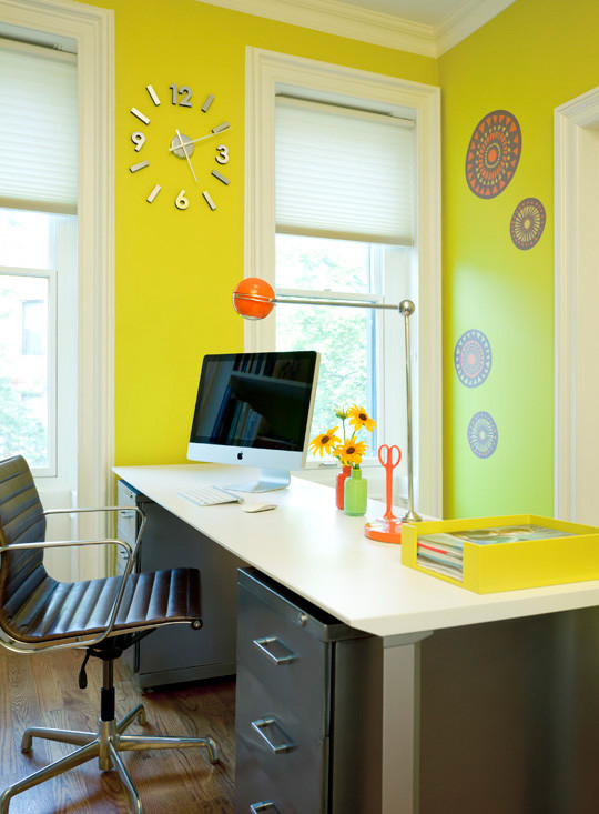 Immagine di un ufficio design di medie dimensioni con parquet chiaro, nessun camino, scrivania autoportante e pareti verdi