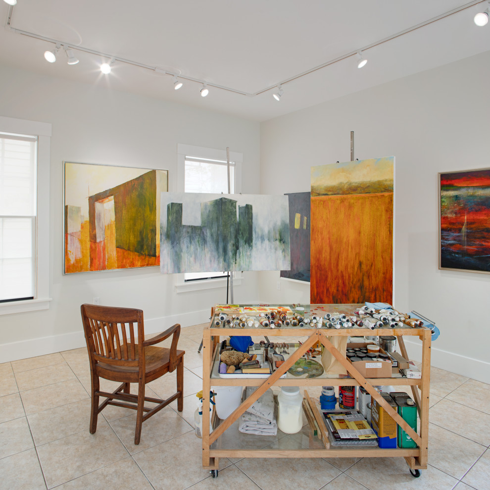 Foto de estudio contemporáneo de tamaño medio con paredes blancas, suelo de travertino y suelo beige