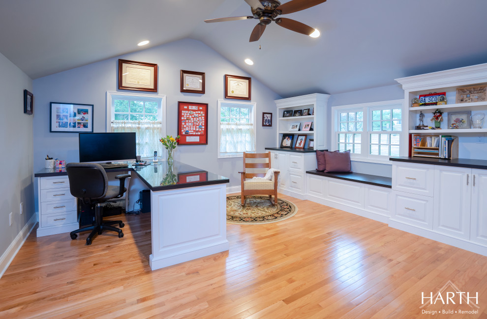 Immagine di un grande ufficio chic con pareti blu, parquet chiaro, nessun camino, scrivania incassata e pavimento marrone