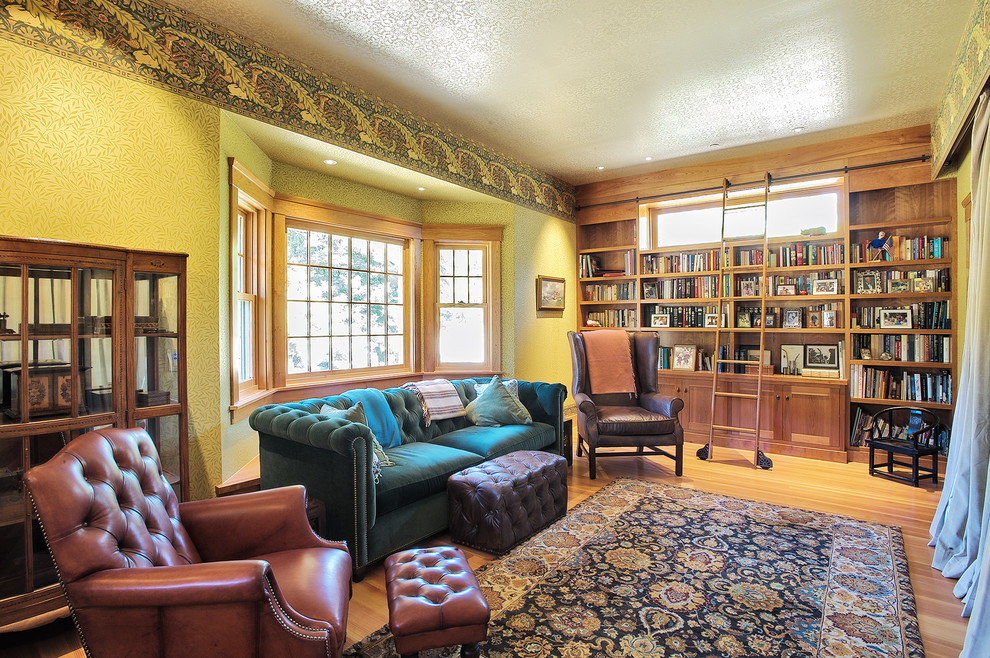 サンフランシスコにある中くらいなカントリー風のおしゃれなホームオフィス・書斎 (ライブラリー、黄色い壁、無垢フローリング、暖炉なし) の写真