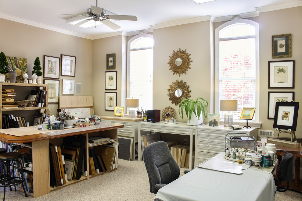 Großes Klassisches Arbeitszimmer ohne Kamin mit Studio, beiger Wandfarbe, Teppichboden, freistehendem Schreibtisch und beigem Boden in Raleigh