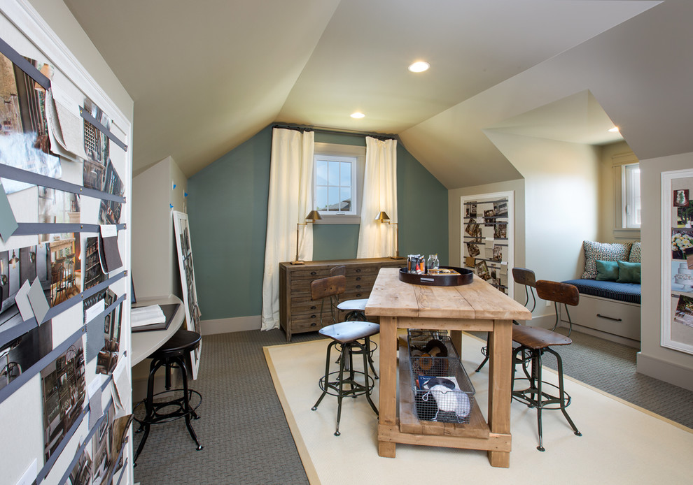 Idee per uno studio tradizionale con pareti blu, moquette e scrivania autoportante