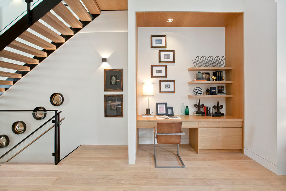 Idée de décoration pour un bureau minimaliste avec un mur blanc, parquet clair et un bureau intégré.