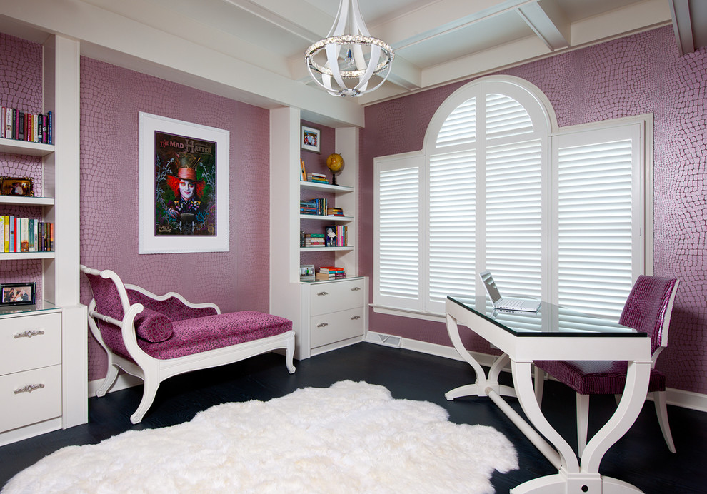 他の地域にある高級な中くらいなモダンスタイルのおしゃれな書斎 (紫の壁、濃色無垢フローリング、暖炉なし、自立型机、黒い床) の写真