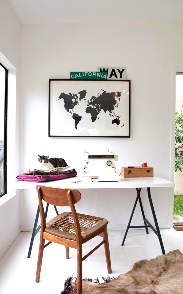 Home office - contemporary home office idea in Orange County
