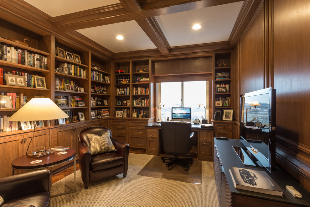 Esempio di un ufficio classico di medie dimensioni con pareti marroni, pavimento in legno massello medio e scrivania incassata