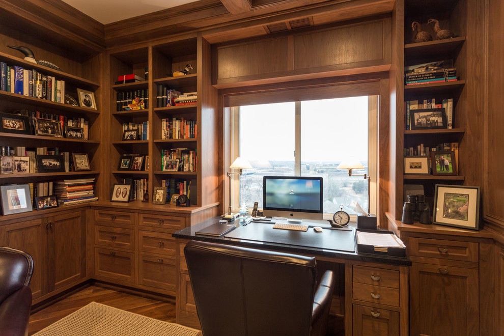 Idee per un ufficio classico di medie dimensioni con pareti marroni, pavimento in legno massello medio e scrivania incassata