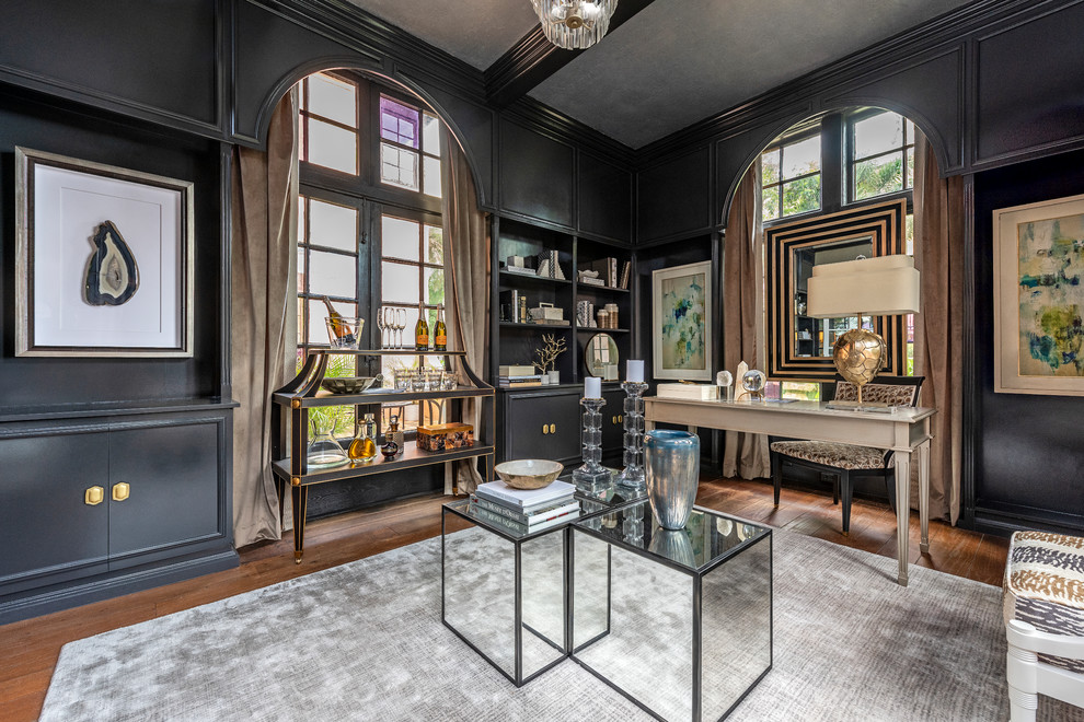 Imagen de despacho tradicional renovado de tamaño medio sin chimenea con paredes negras, suelo de madera en tonos medios, escritorio independiente y suelo marrón