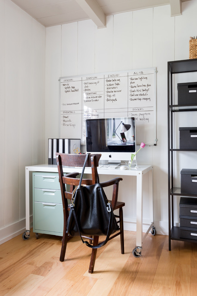 Immagine di un ufficio eclettico di medie dimensioni con pareti bianche, pavimento in legno massello medio, nessun camino, scrivania incassata e pavimento marrone
