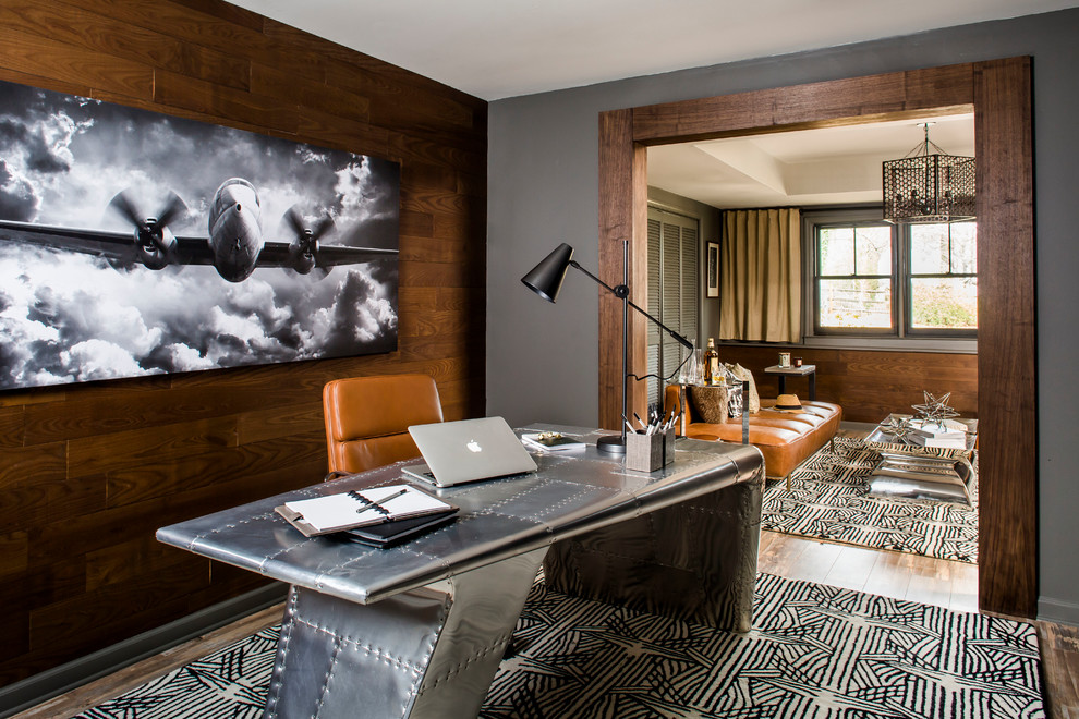 Idee per un ufficio contemporaneo con pareti marroni, pavimento in legno massello medio, scrivania autoportante e pavimento marrone