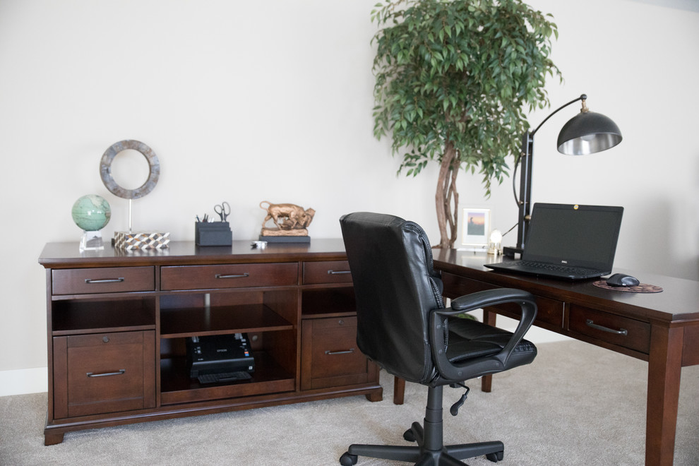 Mittelgroßes Klassisches Arbeitszimmer mit beiger Wandfarbe, Teppichboden, freistehendem Schreibtisch und beigem Boden in Sonstige