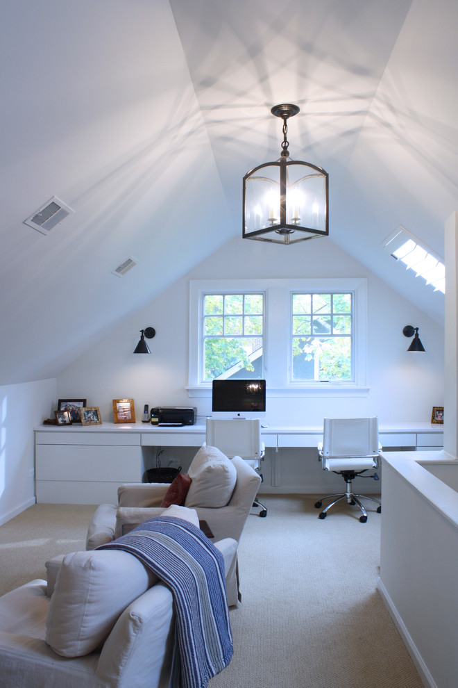 Foto de despacho tradicional renovado de tamaño medio con paredes blancas, moqueta, escritorio empotrado y suelo beige