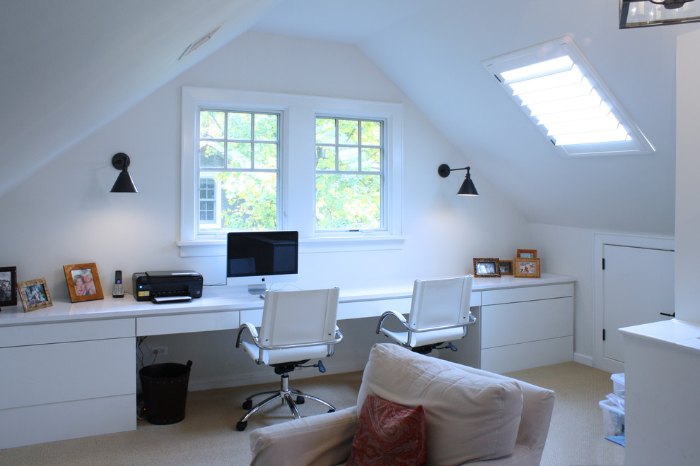 На фото: кабинет среднего размера в стиле неоклассика (современная классика) с белыми стенами, ковровым покрытием, встроенным рабочим столом и бежевым полом с