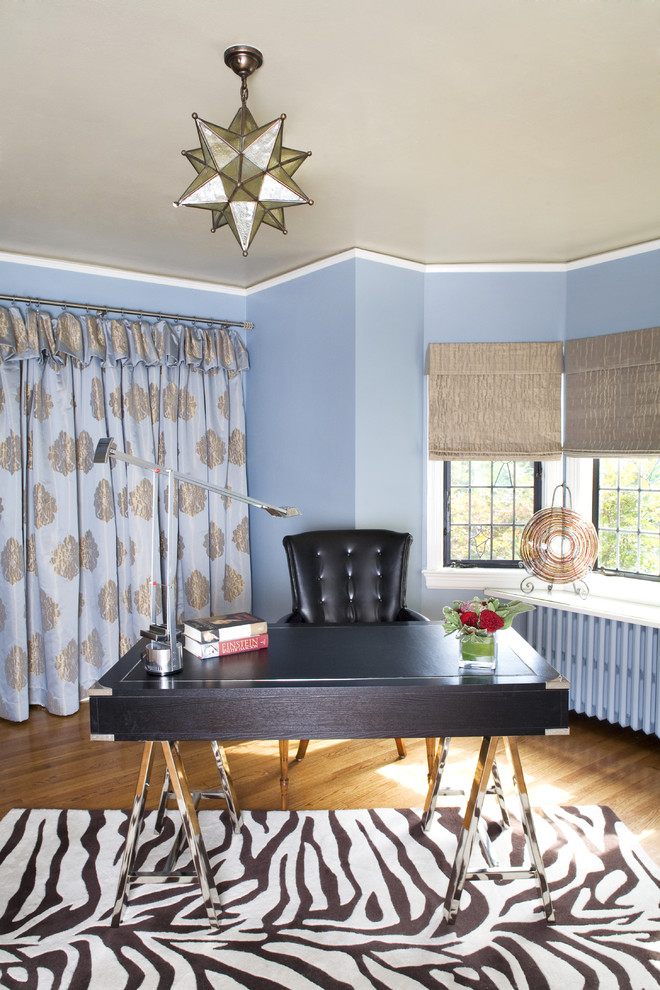 Esempio di uno studio chic di medie dimensioni con pareti blu, pavimento in legno massello medio e scrivania autoportante