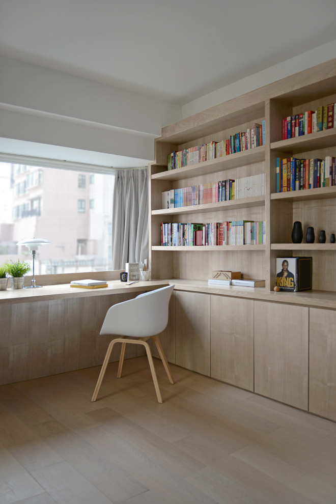 This is an example of a scandinavian home office in Hong Kong.