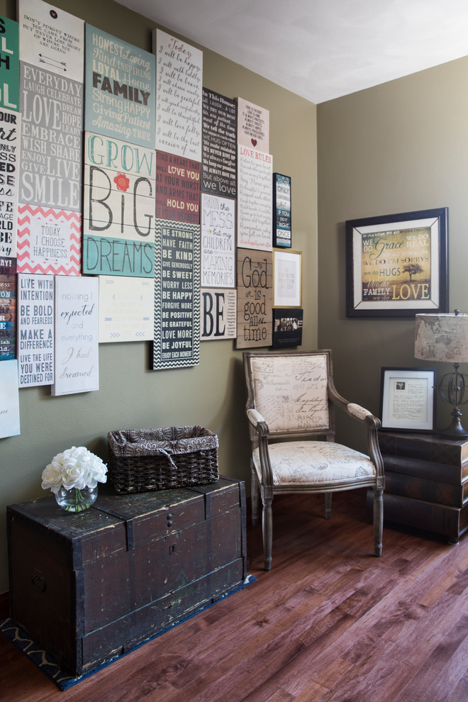 Foto de despacho tradicional de tamaño medio sin chimenea con paredes verdes y suelo de madera en tonos medios