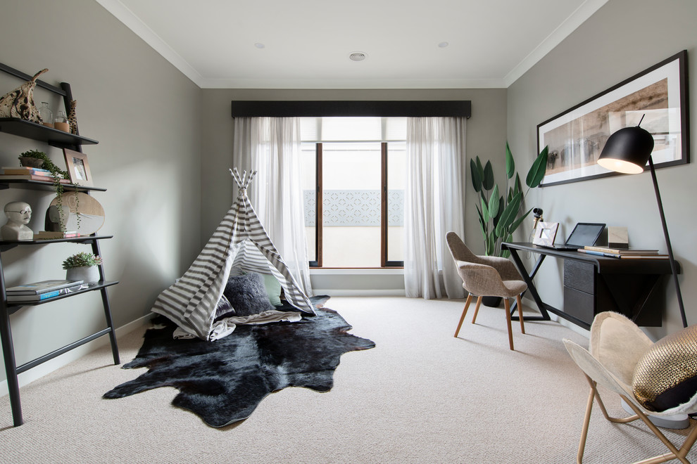 Inspiration för minimalistiska hemmabibliotek, med grå väggar, heltäckningsmatta, ett fristående skrivbord och beiget golv
