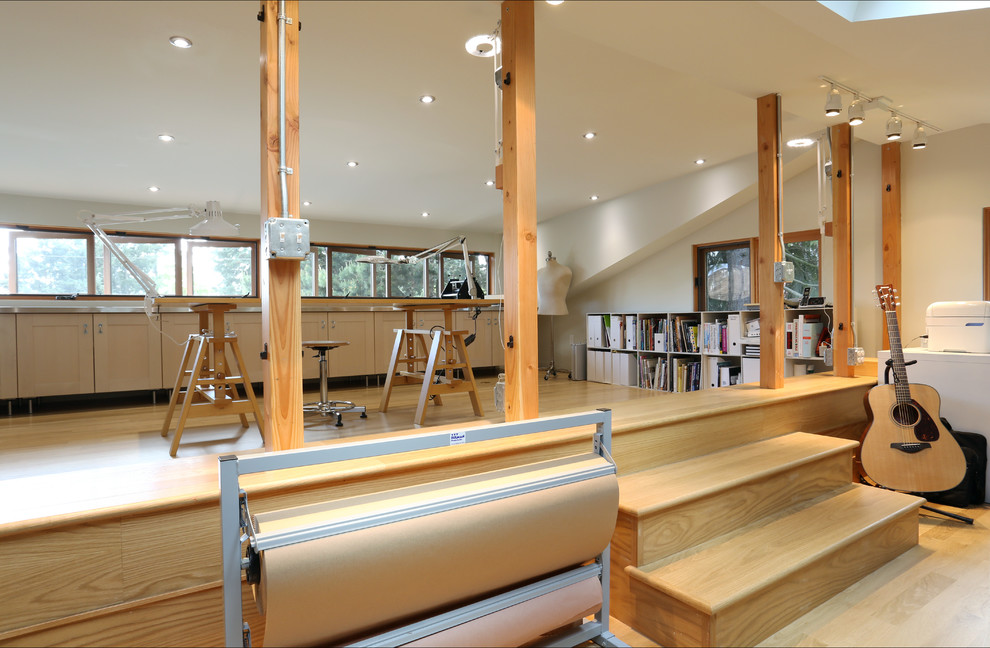 Foto di un atelier design con pareti bianche, pavimento in legno massello medio e scrivania autoportante