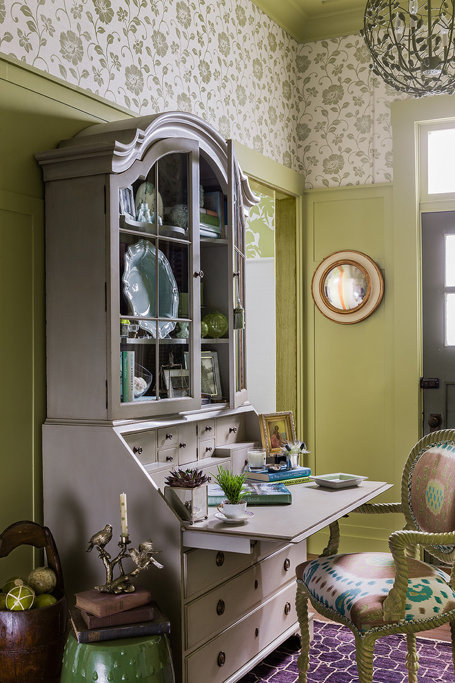 Immagine di un piccolo studio classico con pareti verdi e scrivania autoportante
