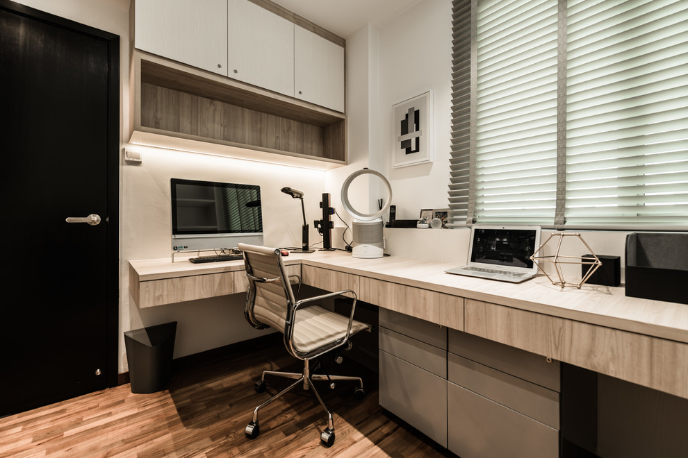 Photo of a contemporary home office in Singapore.