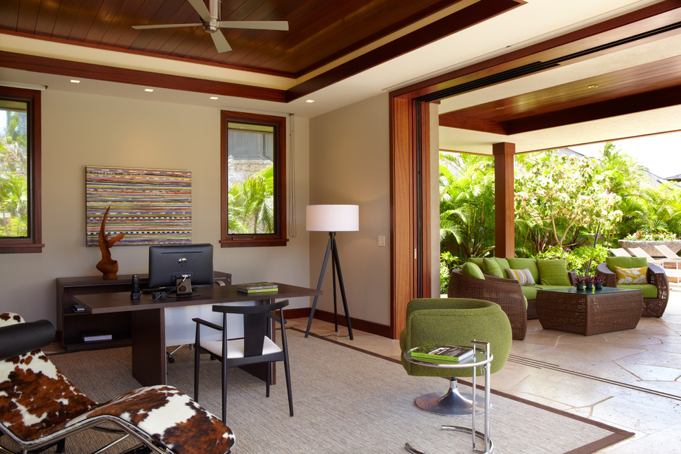 Ispirazione per un grande ufficio tropicale con pareti beige, scrivania autoportante, pavimento in ardesia e pavimento beige