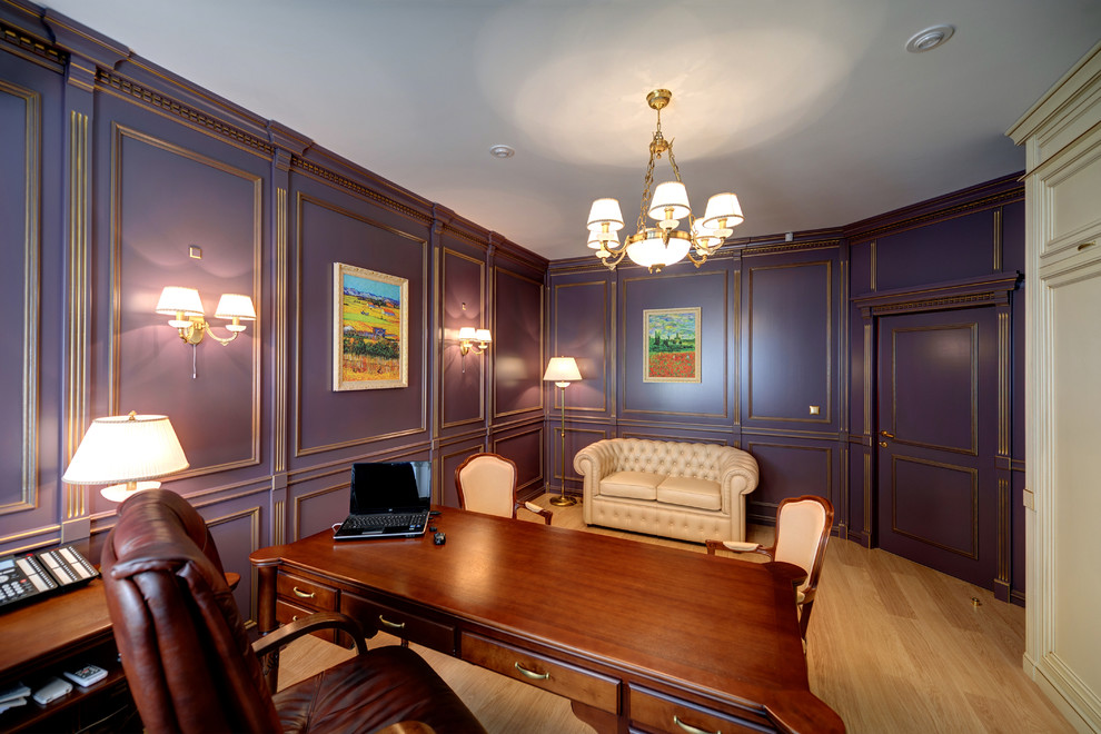 Ispirazione per un piccolo ufficio tradizionale con pareti viola e parquet chiaro