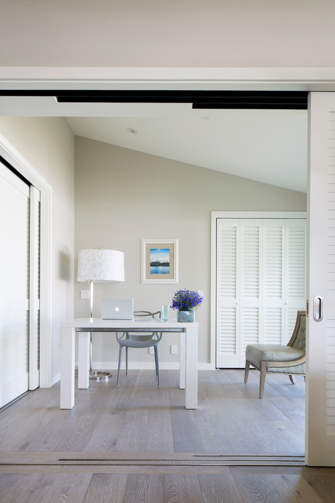 Источник вдохновения для домашнего уюта: маленький кабинет в морском стиле с отдельно стоящим рабочим столом и серыми стенами для на участке и в саду