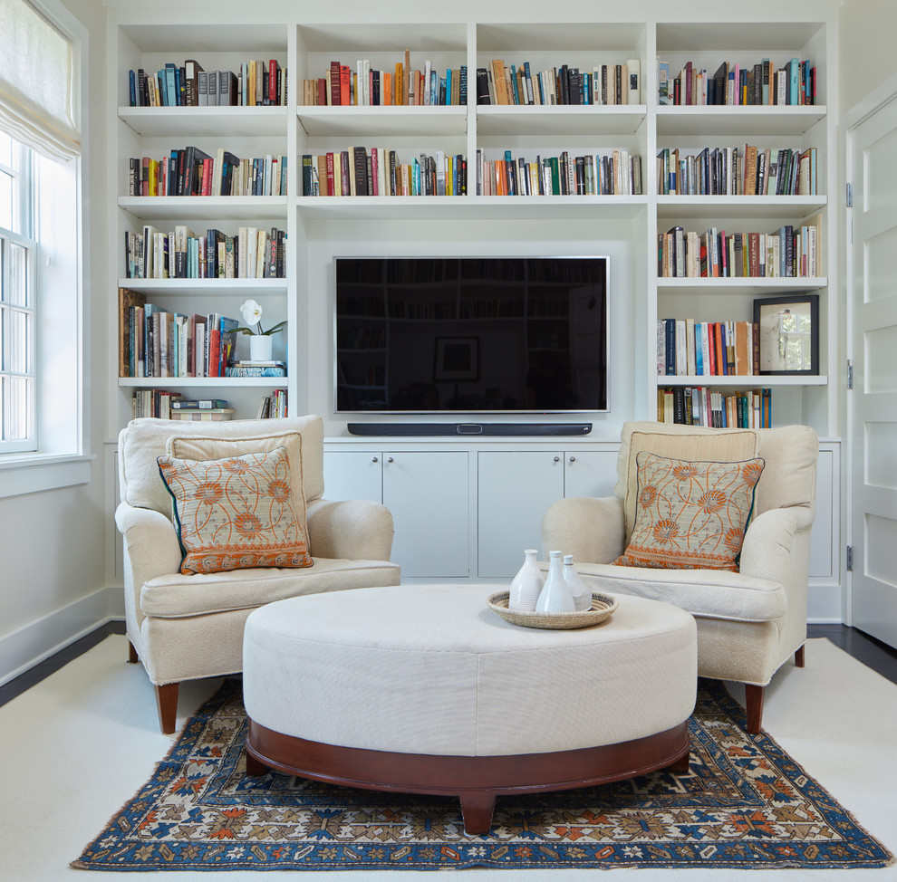 ワシントンD.C.にある高級な小さなトランジショナルスタイルのおしゃれなホームオフィス・書斎 (ライブラリー、白い壁、濃色無垢フローリング、造り付け机、茶色い床) の写真