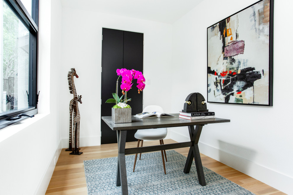 Ejemplo de despacho nórdico sin chimenea con paredes blancas, suelo de madera clara y escritorio independiente