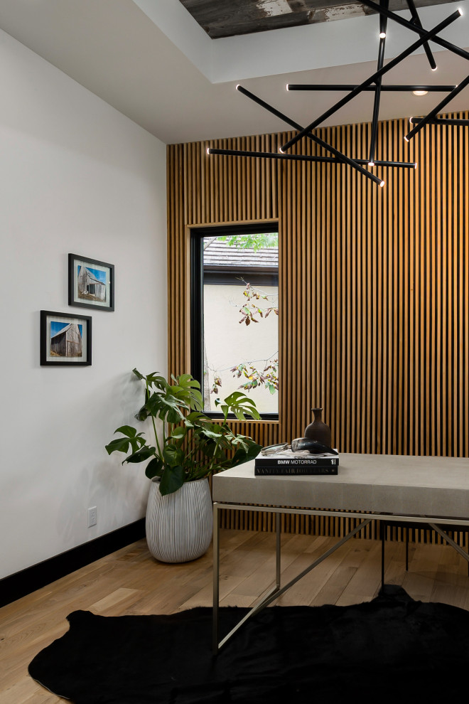 Idée de décoration pour un bureau minimaliste avec un mur blanc et parquet clair.