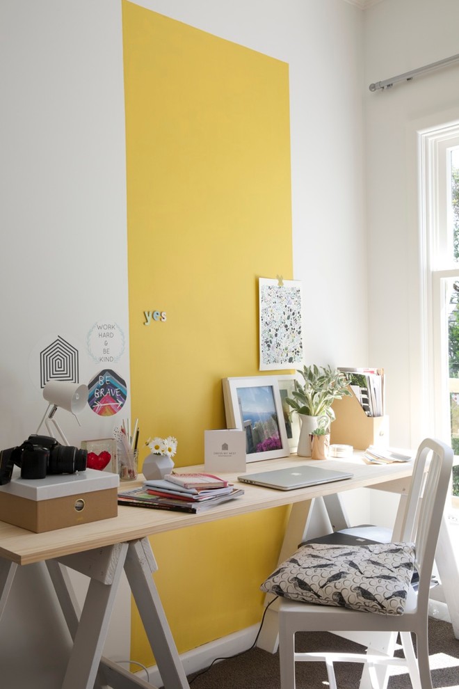 Skandinavisches Arbeitszimmer mit Studio, weißer Wandfarbe, Teppichboden und freistehendem Schreibtisch in Wellington