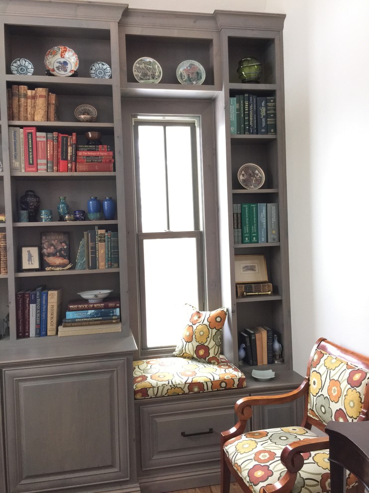 Imagen de despacho tradicional renovado de tamaño medio sin chimenea con paredes grises, suelo de madera en tonos medios y escritorio independiente