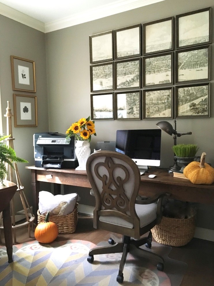 Inspiration pour un bureau chalet de taille moyenne avec un mur gris, un sol en bois brun et un bureau indépendant.