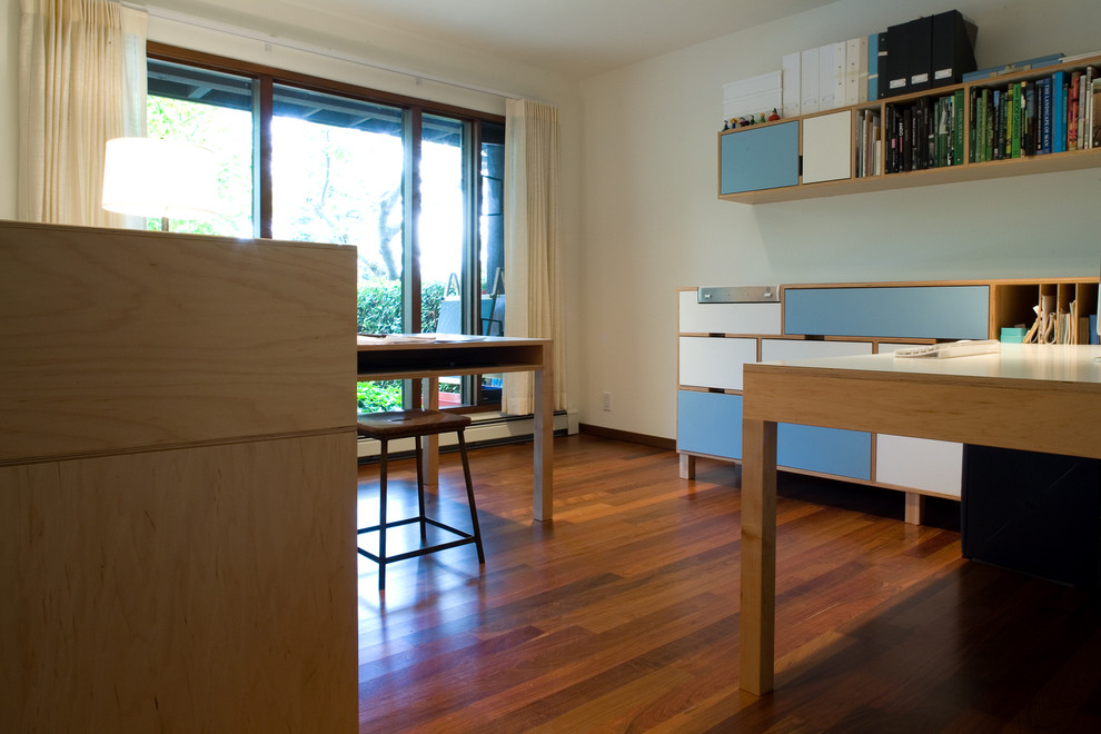 Пример оригинального дизайна: домашняя мастерская в стиле ретро с встроенным рабочим столом