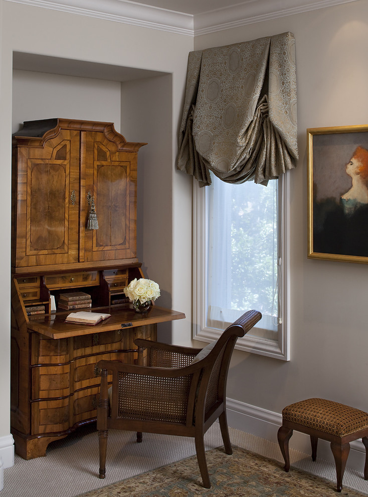 На фото: кабинет в викторианском стиле с серыми стенами, ковровым покрытием и отдельно стоящим рабочим столом
