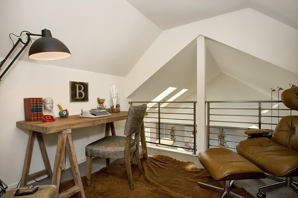 Стильный дизайн: кабинет в стиле неоклассика (современная классика) с белыми стенами, ковровым покрытием и отдельно стоящим рабочим столом - последний тренд