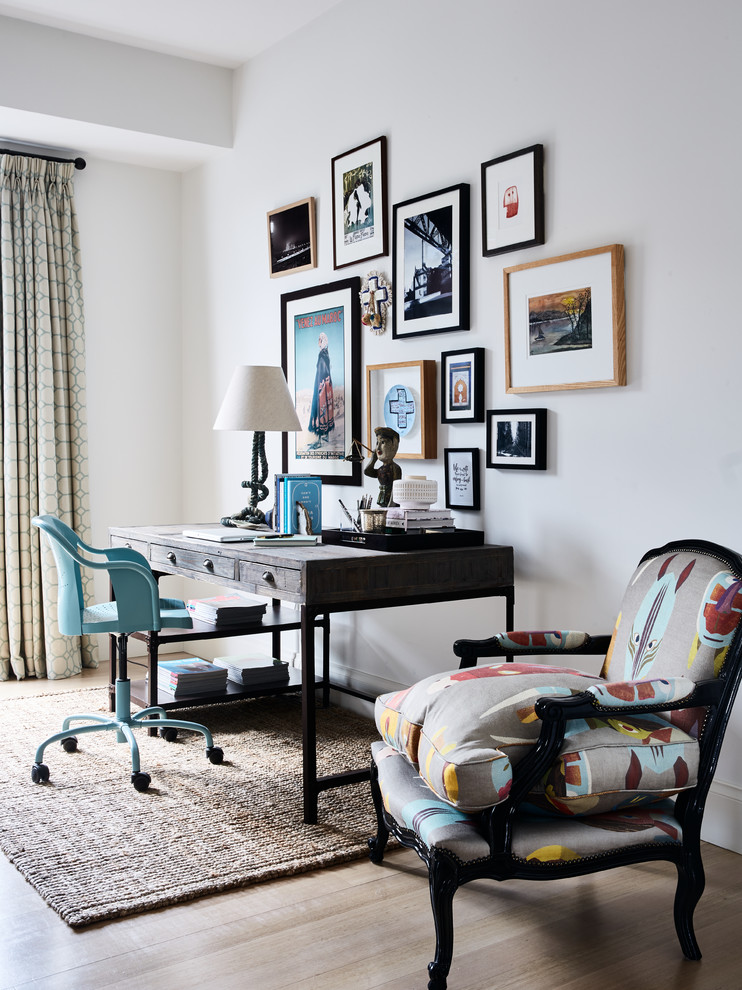 Inspiration pour un bureau traditionnel avec un mur blanc, parquet clair, un bureau indépendant et un sol marron.