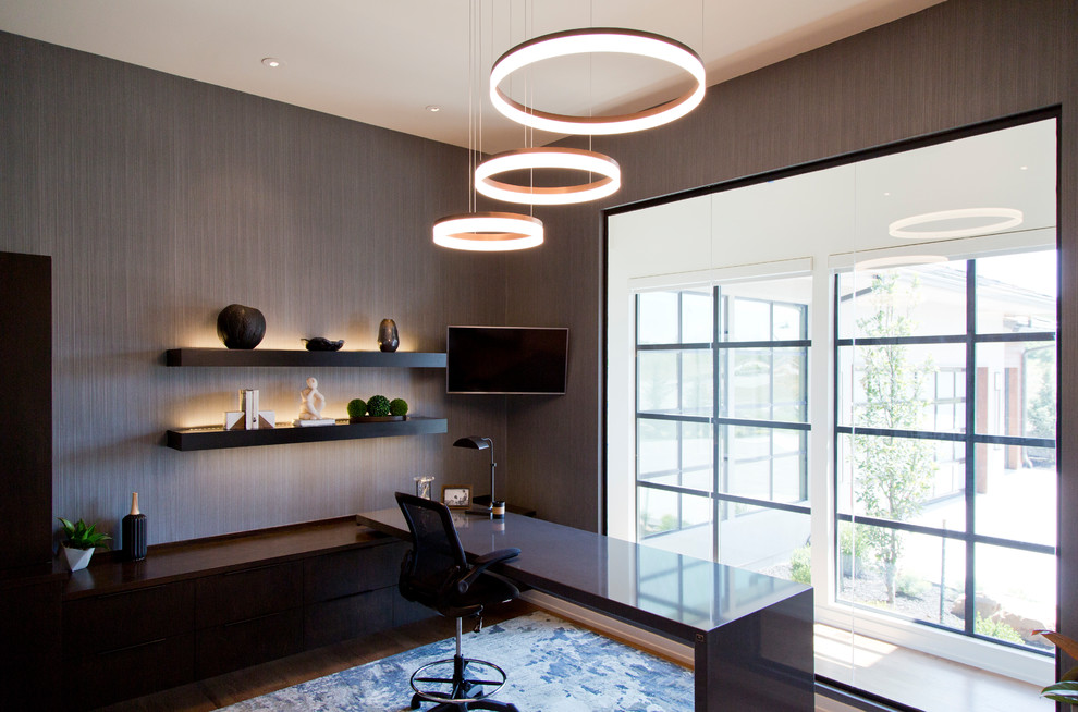 Idées déco pour un grand bureau contemporain avec un mur gris, un sol en bois brun, un bureau intégré et un sol marron.
