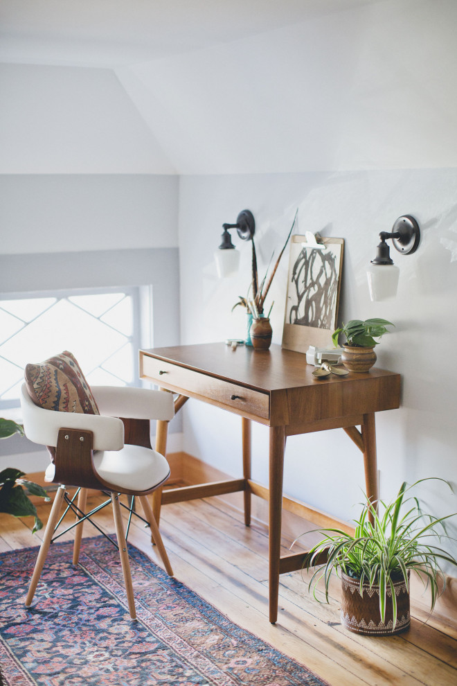 Esempio di uno studio chic con pareti bianche, pavimento in legno massello medio, scrivania autoportante e pavimento marrone