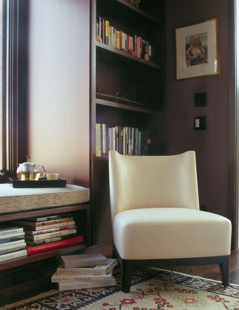 Idee per un ufficio minimalista di medie dimensioni con pareti marroni e parquet scuro