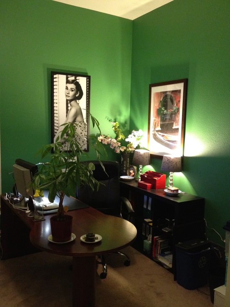 サンフランシスコにあるお手頃価格の中くらいなエクレクティックスタイルのおしゃれな書斎 (緑の壁、カーペット敷き、自立型机) の写真